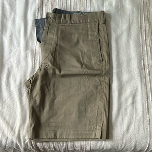 J.Crew Men’s stretch cotton shorts. Waist: 33” Inseam: 9”. Like new.